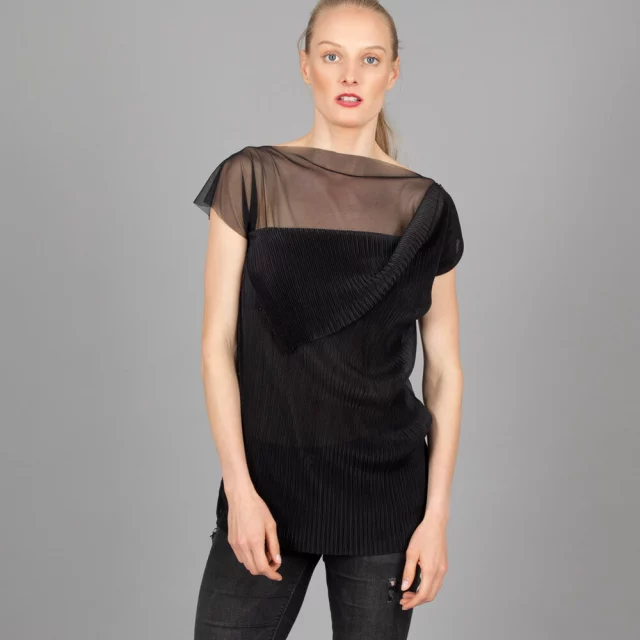 Feelin’ sheer today 😎✨
Transparent fabrics, breezy vibes, and just the right amount of bold. That's our QUEEN top. Perfect for when you wanna keep it light but still turn heads 🔥👚
Who else is loving this see-through moment? 💁‍♀️

Find your new sheer favourite here...https://www.komad.com/product-category/apparel/shirts-blouses/

KOMAD